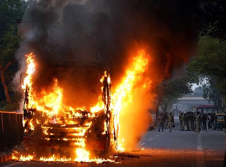 10 फोटो में देखें जामिया बवाल, आगजनी-लाठीचार्ज का मंजर