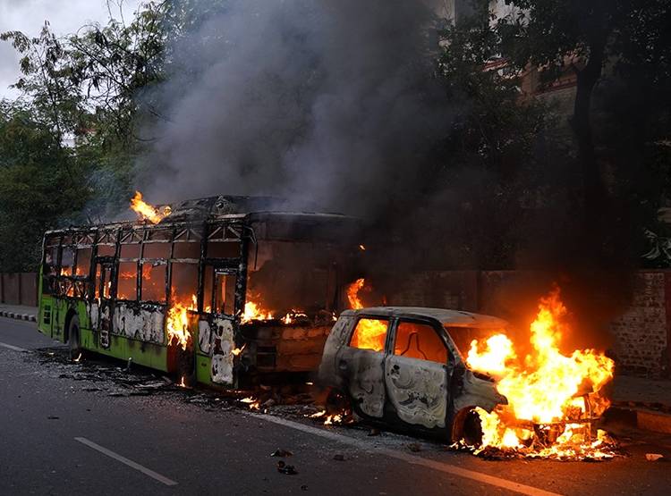 10 फोटो में देखें जामिया बवाल, आगजनी-लाठीचार्ज का मंजर