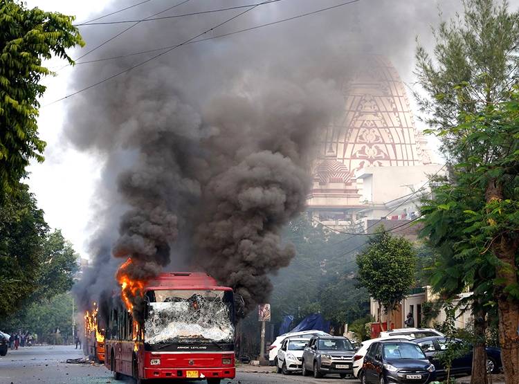 10 फोटो में देखें जामिया बवाल, आगजनी-लाठीचार्ज का मंजर