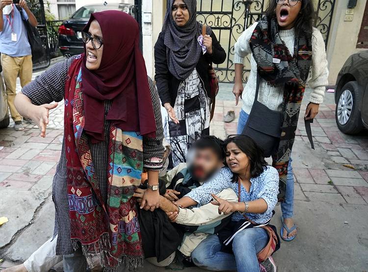 10 फोटो में देखें जामिया बवाल, आगजनी-लाठीचार्ज का मंजर