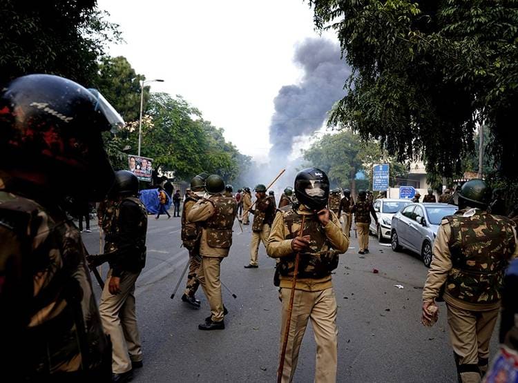 10 फोटो में देखें जामिया बवाल, आगजनी-लाठीचार्ज का मंजर