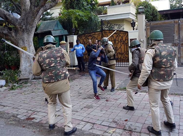 10 फोटो में देखें जामिया बवाल, आगजनी-लाठीचार्ज का मंजर