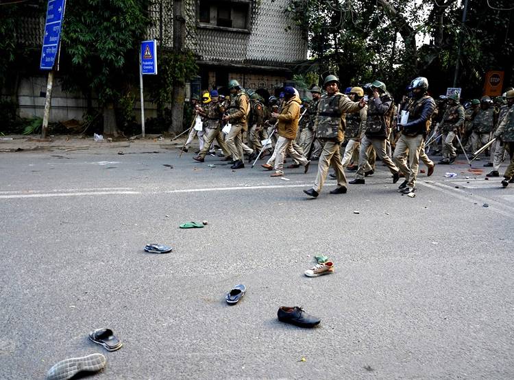 10 फोटो में देखें जामिया बवाल, आगजनी-लाठीचार्ज का मंजर