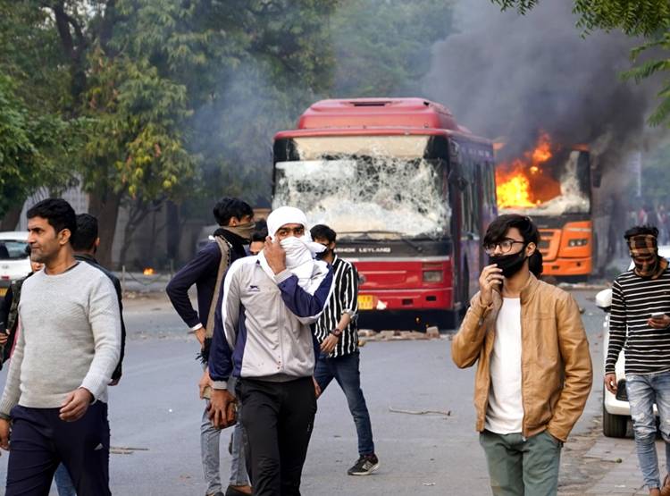 10 फोटो में देखें जामिया बवाल, आगजनी-लाठीचार्ज का मंजर