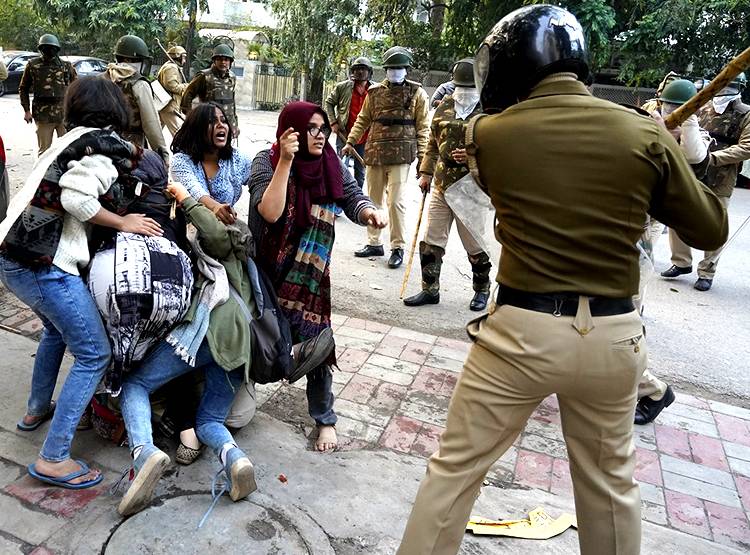 10 फोटो में देखें जामिया बवाल, आगजनी-लाठीचार्ज का मंजर