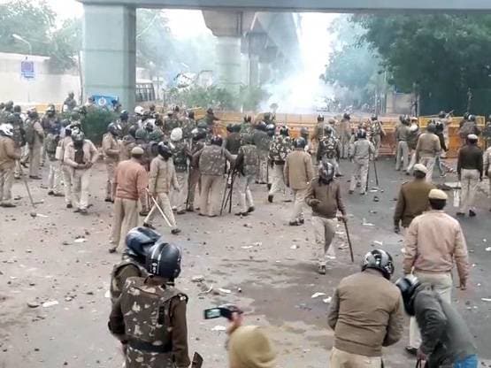 तस्वीरों में देखें, नागरिकता कानून पर जामिया में कैसे मचा है कोहराम