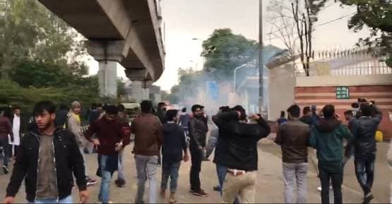 तस्वीरों में देखें, नागरिकता कानून पर जामिया में कैसे मचा है कोहराम