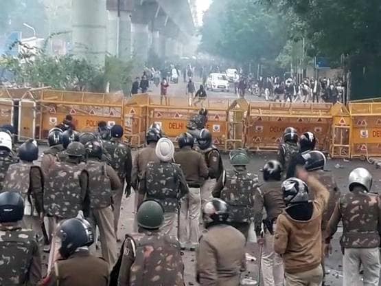 तस्वीरों में देखें, नागरिकता कानून पर जामिया में कैसे मचा है कोहराम