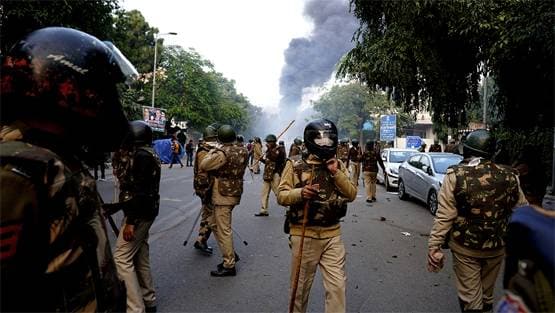 जलती बसें, पथराव और आंसू गैस के गोले, 25 तस्वीरों में देखें जामिया का मंजर