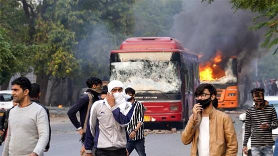 जलती बसें, पथराव और आंसू गैस के गोले, 25 तस्वीरों में देखें जामिया का मंजर