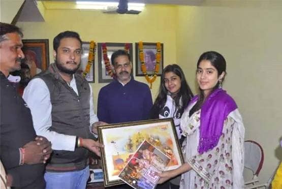 वाराणसी में वैकेशन मना रही जाह्नवी कपूर, ये तस्वीरें हो रही वायरल