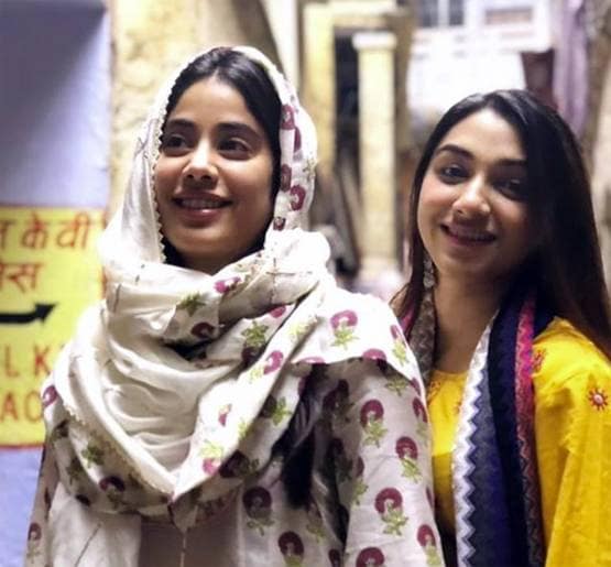 वाराणसी में वैकेशन मना रही जाह्नवी कपूर, ये तस्वीरें हो रही वायरल