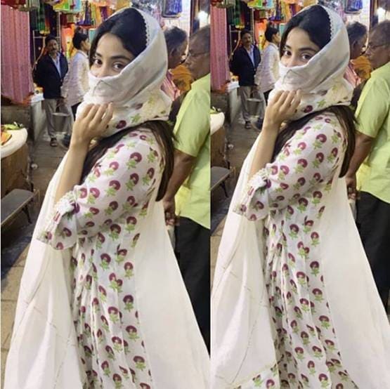 वाराणसी में वैकेशन मना रही जाह्नवी कपूर, ये तस्वीरें हो रही वायरल