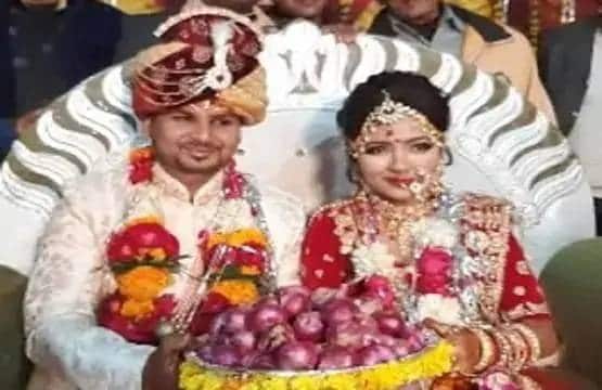 जब दूल्हा-दुल्हन ने एक-दूसरे को पहनाई प्याज की वरमाला