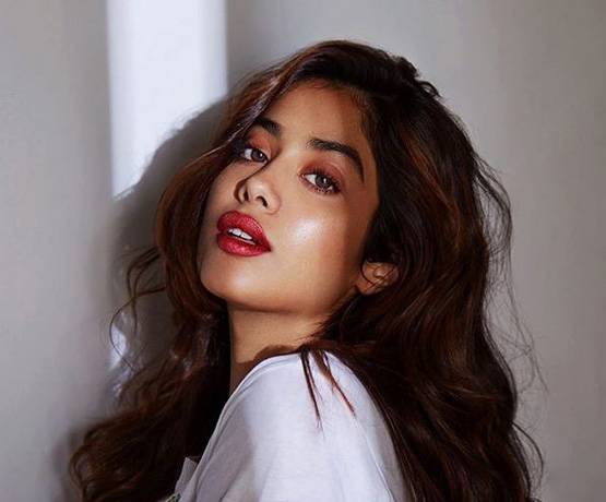 वेडिंग सीजन में जाह्नवी कपूर का साड़ी लुक वायरल, देखिए फोटोज