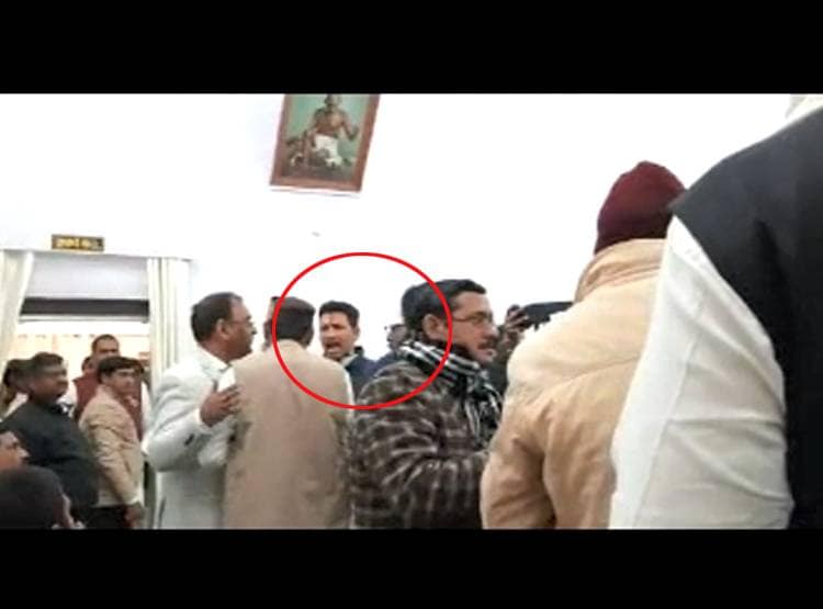 कमलनाथ के मंत्री ने कार्यकर्ता को मारी लात, धक्का मार क‍िया बाहर