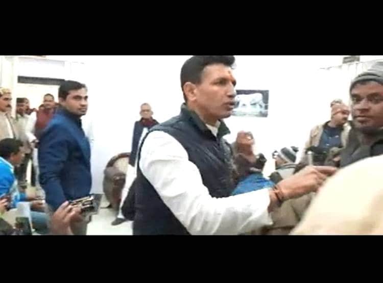 कमलनाथ के मंत्री ने कार्यकर्ता को मारी लात, धक्का मार क‍िया बाहर