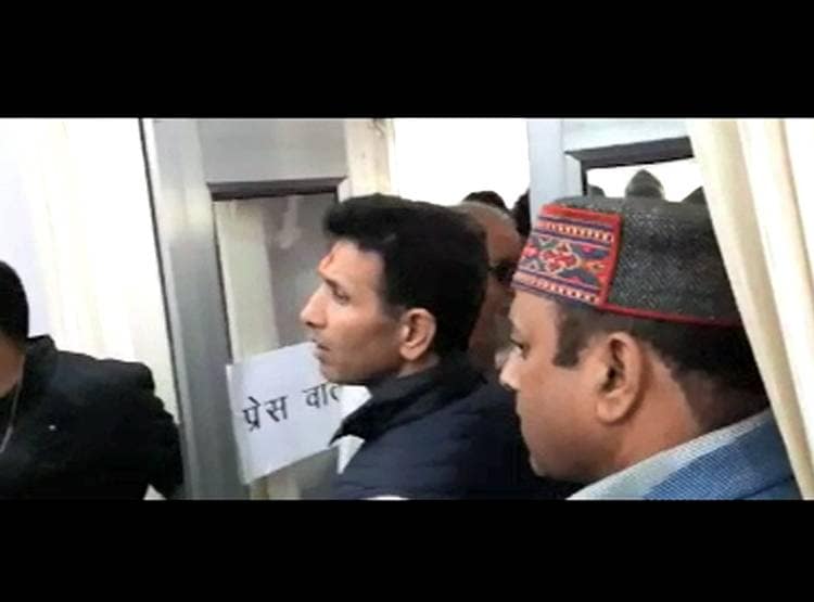 कमलनाथ के मंत्री ने कार्यकर्ता को मारी लात, धक्का मार क‍िया बाहर