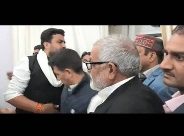 कमलनाथ के मंत्री ने कार्यकर्ता को मारी लात, धक्का मार क‍िया बाहर