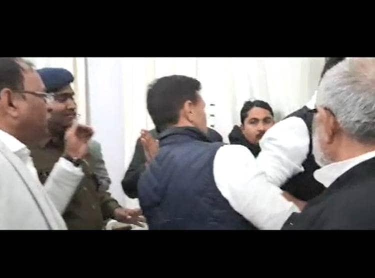 कमलनाथ के मंत्री ने कार्यकर्ता को मारी लात, धक्का मार क‍िया बाहर