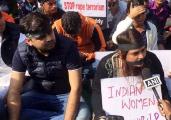 निर्देशक बोले- कंडोम लेकर चलें महिलाएं, रेपिस्ट से कॉपरेट करें