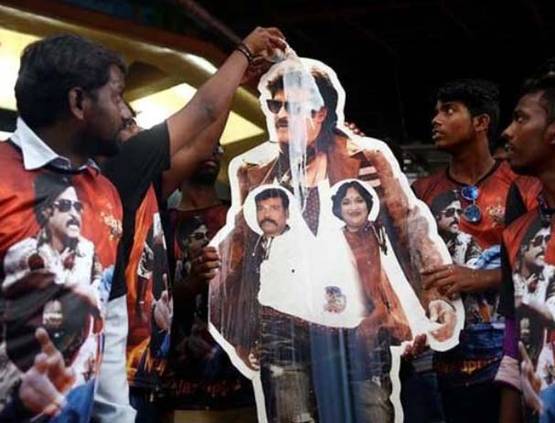 भगवान की तरह पूजे जाते हैं रजनीकांत, फैंस ने की ये हैरतअंगेज हरकतें