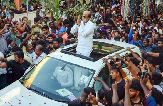 भगवान की तरह पूजे जाते हैं रजनीकांत, फैंस ने की ये हैरतअंगेज हरकतें