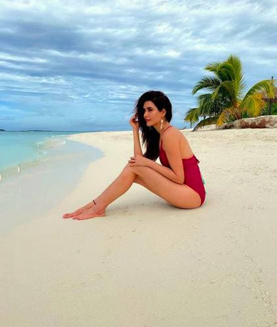 करिश्मा तन्ना ने इंस्टा पर शेयर की मालदीव वेकेशन की तस्वीरें, दिखा बोल्ड लुक