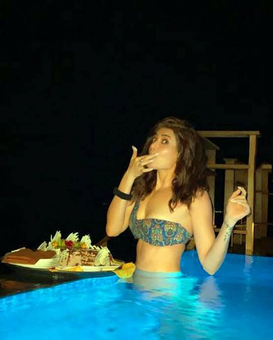 करिश्मा तन्ना ने इंस्टा पर शेयर की मालदीव वेकेशन की तस्वीरें, दिखा बोल्ड लुक