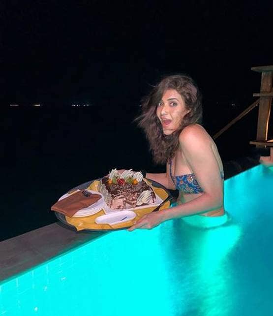 करिश्मा तन्ना ने इंस्टा पर शेयर की मालदीव वेकेशन की तस्वीरें, दिखा बोल्ड लुक