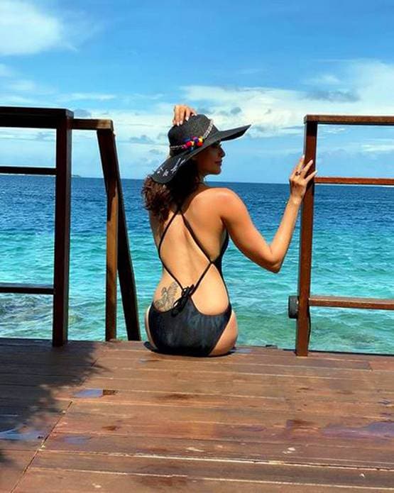 करिश्मा तन्ना ने इंस्टा पर शेयर की मालदीव वेकेशन की तस्वीरें, दिखा बोल्ड लुक