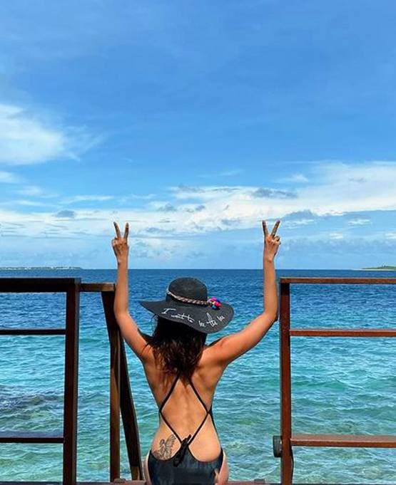 करिश्मा तन्ना ने इंस्टा पर शेयर की मालदीव वेकेशन की तस्वीरें, दिखा बोल्ड लुक