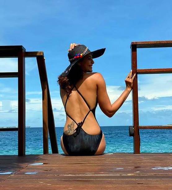 करिश्मा तन्ना ने इंस्टा पर शेयर की मालदीव वेकेशन की तस्वीरें, दिखा बोल्ड लुक