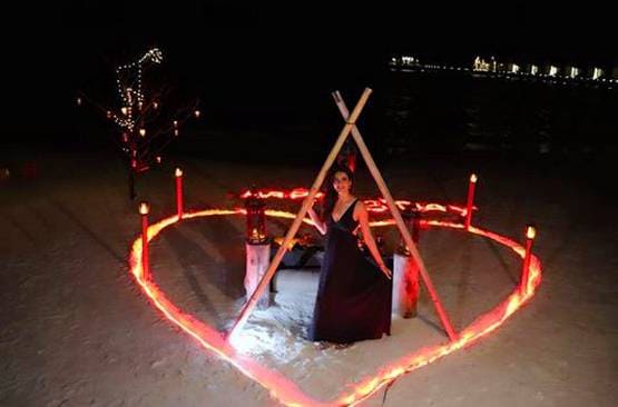 करिश्मा तन्ना ने इंस्टा पर शेयर की मालदीव वेकेशन की तस्वीरें, दिखा बोल्ड लुक