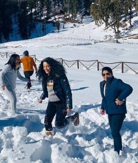 मनाली की वादियों में कंगना रनौत की मस्ती, बर्फ से खेलते हुए बोलीं- याहू