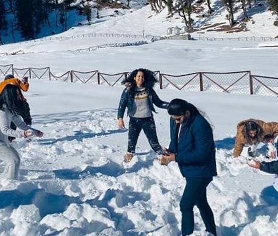 मनाली की वादियों में कंगना रनौत की मस्ती, बर्फ से खेलते हुए बोलीं- याहू
