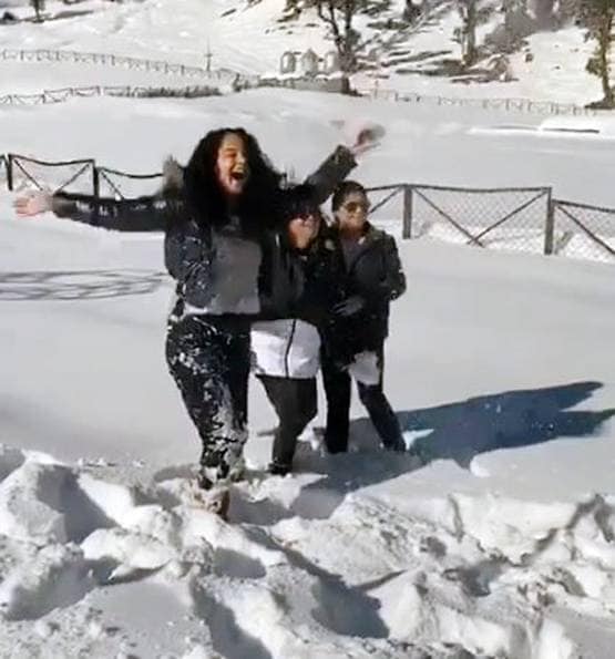 मनाली की वादियों में कंगना रनौत की मस्ती, बर्फ से खेलते हुए बोलीं- याहू