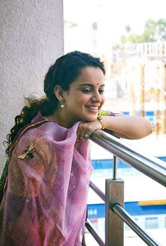 मनाली की वादियों में कंगना रनौत की मस्ती, बर्फ से खेलते हुए बोलीं- याहू