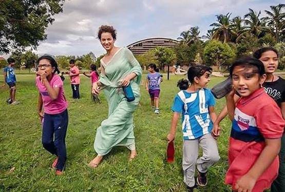 मनाली की वादियों में कंगना रनौत की मस्ती, बर्फ से खेलते हुए बोलीं- याहू