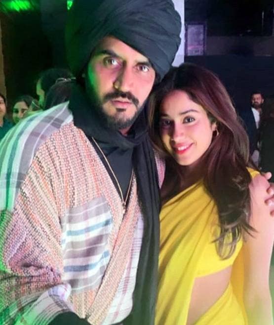 करण जौहर की 90s थीम पार्टी में जाह्नवी का जलवा, चांदनी बनकर लूटी महफिल