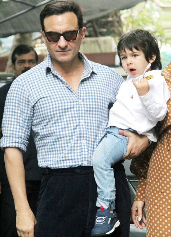 क्रिसमस पार्टी में सैफ-करीना के संग इस लुक में पहुंचे तैमूर, Photos