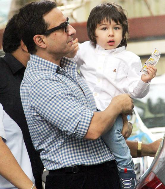 क्रिसमस पार्टी में सैफ-करीना के संग इस लुक में पहुंचे तैमूर, Photos