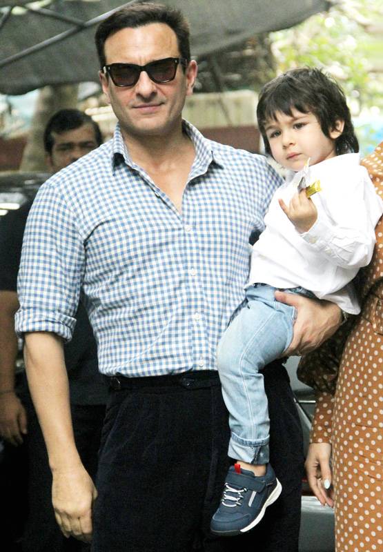 क्रिसमस पार्टी में सैफ-करीना के संग इस लुक में पहुंचे तैमूर, Photos