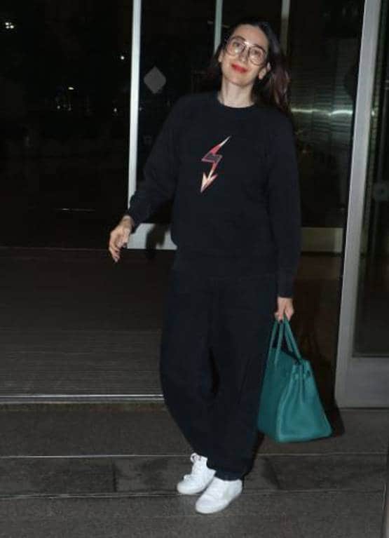 'गुड न्यूज' देने के बाद न्यू ईयर वेकेशन पर निकलीं करीना, देखें तस्वीरें