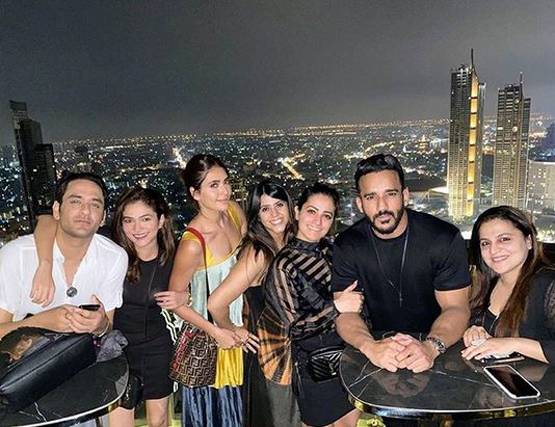 न्यू ईयर पर दुनिया घूम रहे हैं सेलेब्स, कौन-कहां मनाएगा जश्न