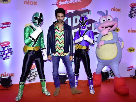 किड्स च्वॉइस अवॉर्ड्स में स्टार्स की मस्ती, फ्लॉन्ट किया फंकी लुक