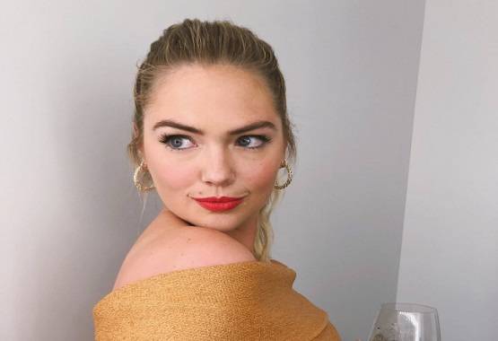 रिज्यूमे में लगाई अमेरिकी मॉडल की फोटो और फर्जी पे स्लिप, हो गई जेल