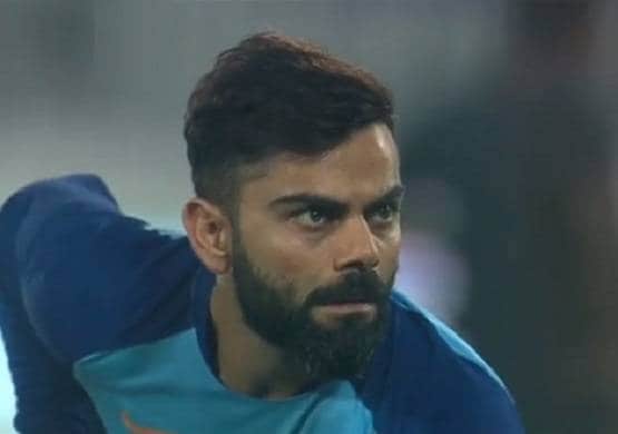 ...जब कोहली के साथ मैदान में ही दनादन पर्चियां फाड़ने लगे दर्शक