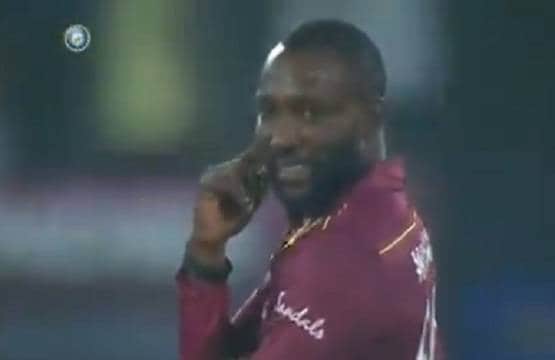 ...जब कोहली के साथ मैदान में ही दनादन पर्चियां फाड़ने लगे दर्शक