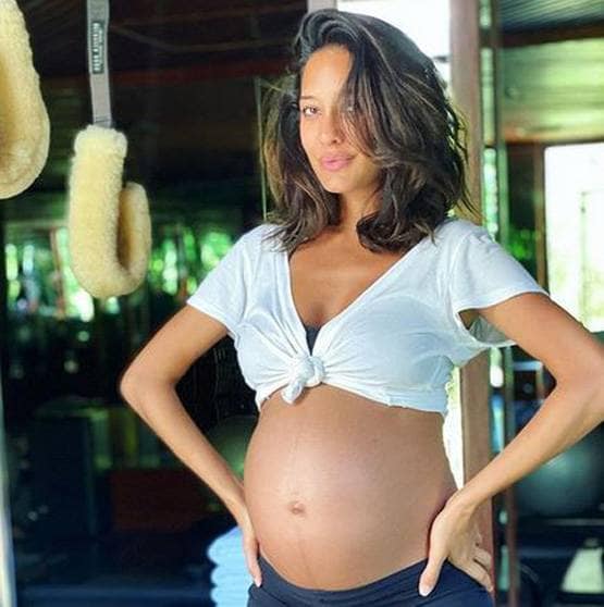 प्रेग्नेंसी फेज एंजॉय कर रही हैं लीजा हेडन, फ्लॉन्ट किया बेबी बंप